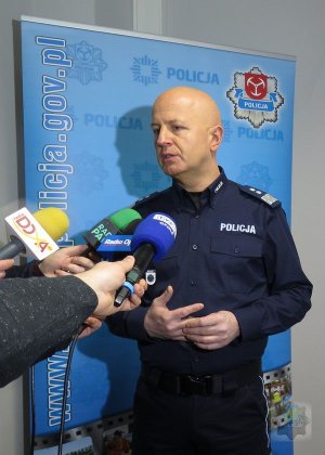 KGP udziela wywiadu podczas uroczystości otwarcia Komendy Powiatowej Policji w Brzegu