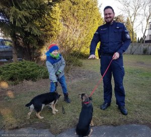 Policjant z dzieckie i dwoma psami
