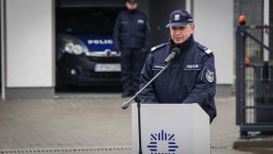 Komendant Wojewódzki Policji w Gdańsku  przemawia do zgromadzonych uczestników uroczystości otwarcia posterunku Policji