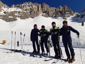 policyjny patrol narciarski wspólnie z kolegami z Włoch na stoku
