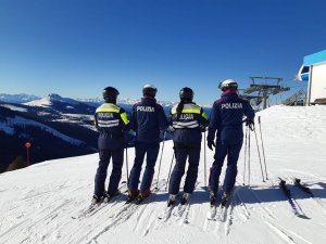 policyjny patrol narciarski wspólnie z kolegami z Włoch na stoku