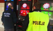Policjanci zabezpieczający automaty do gier