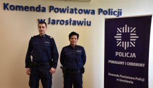 Policjantka i policjant. W tle napis Komenda Powiatowa Policji w Jarosławiu