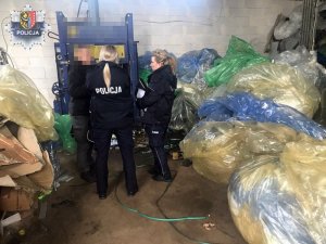 Policjanci w trakcie wykonywania czynności na miejscu składowania odpadów
