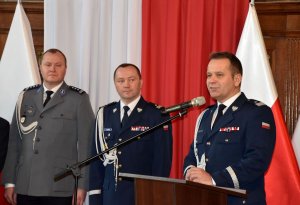 zastępca komendanta głównego policji przemawia obok stoi  nowy komendant wojewódzki Policji w Szczecinie