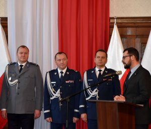 zastępca komendanta głównego policji, nowy komendant wojewódzki Policji w Szczecinie, przemawia wicewojewoda zachodniopomorski