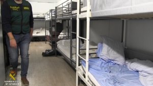 łóżka w części sypialnej w bunkrze