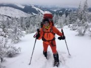 mężczyzna podczas zimowej wyprawy w górach