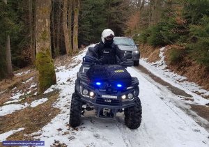 Policjant na quadzie patroluje górskie tereny