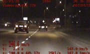 nagranie z wideorejestratora na którym widać dwa samochody