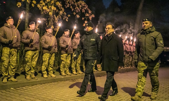 Minister Mariusz Kamiński i Komendant Główny Policji gen. insp. Jarosław Szymczyk przybywają na uroczystość