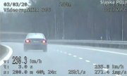 Fragment nagrania na którym samochód marki BMW jedzie 240 km/h