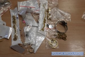 Kolczyki, łańcuszki i bransoletki z podrobionymi znakami towarowymi znanego producenta