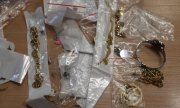 Kolczyki, łańcuszki i bransoletki z podrobionymi znakami towarowymi znanego producenta