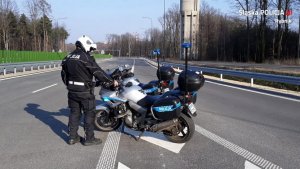 Policjanci na motocyklach kontrolują nową dw 935