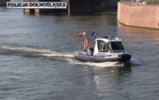 Policja apeluje do obywateli, aby pozostali w domu w związku z zagrożeniem koronawirusem z policyjnej łodzi