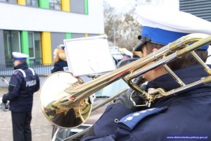 Policjant grający na instrumencie muzycznym