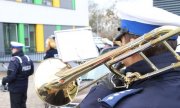 Policjant grający na instrumencie muzycznym