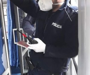 policjant w maseczce ochronnej i rękawiczkach