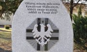 obelisk ufundowany przez Ogólnopolskie Stowarzyszenie Rodzina Policyjna 1939 r. z siedzibą w Katowicach oraz Zarząd Szkolny NSZZP Szkoły Policji w Katowicach