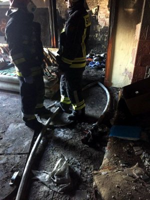 dwaj strażacy w doszczętnie spalonym mieszkaniu