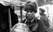 czarno-białe zdjęcie przedstawiające radzieckiego żołnierza