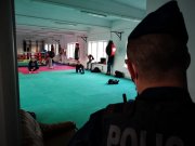 widok policjanta, który ujawnił mężczyzn podczas treningu sztuk walki