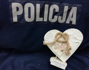 policjantka otrzymała prezent od dzieci z domu dziecka