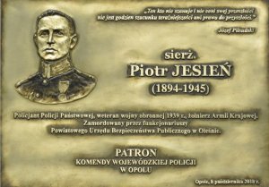 tablica pamiątkowa w Komendzie wojewódzkiej policji w Opolu poświęcona Funkcjonariuszowi policji państwowej Piotrowi Jasieniowi