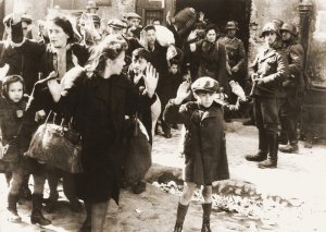 czarno-białe zdjęcie przedstawiające grupę Żydów oraz żołnierzy niemieckich z karabinami