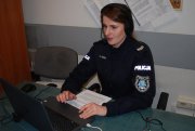 Policjantka siedząca przed komputerem