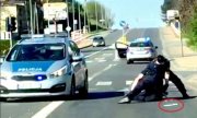 Policjanci obezwładniają agresywnego mężczyznę