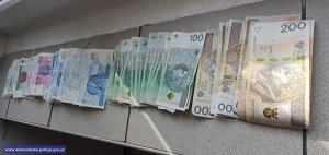 Banknoty rozłożone na parapecie