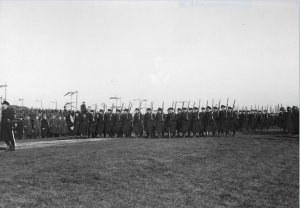 czarno-białe zdjęcie przedstawia żołnierzy zgrupowanych w oddziałach