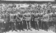 grupa żołnierzy na czele z Józefem Piłsudskim