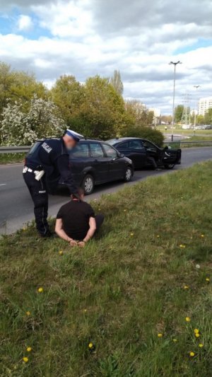 policjanci ruchu drogowego podczas zatrzymania mężczyzny