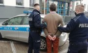 Policjanci prowadzą zatrzymanego 36-latka