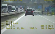 kierowca jadący z prędkością 211 km/h - klatka z nagrania wideorejestratora