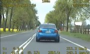 Ujęcie z wideorejestratora na, którym widać jak samochód marki Audi jedzie z prędkością 211 km/h