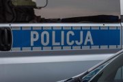 widok dachu policyjnego radiowozu i napis Policja