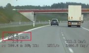 fragment nagrania z wideorejestratora na którym widać samochód jadący 218km/h