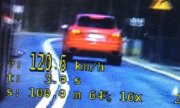 fragment nagrania z wideorejstratora na którym widac jak samochód jedzie 120 km/h