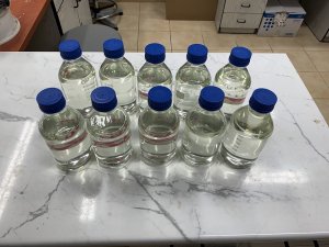 zabezpieczone butelki z płynną amfetaminą