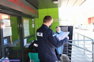 Policjanci przed rejestracją w Regionalnym Centrum Krwiodawstwa i Krwiolecznictwa we Wrocławiu
