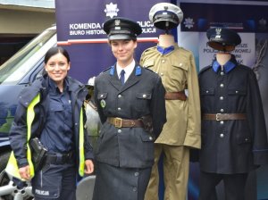 policjantka we współczesnym i historycznym mundurze Policji kobiecej