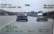 widok na ekran policyjnego wideorejestratora podczas nagrania przekroczenia prędkości