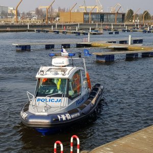 łódź policyjna na wodzie