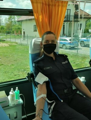 policjantka honorowo oddaje krew