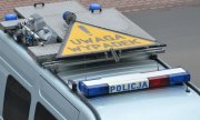 radiowóz policyjny z umieszczonym na dachu znakiem z napisem uwaga wypadek