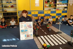 St.asp. Julita Cholewińska prowadzi zajęcia z dziećmi